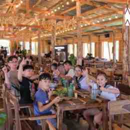 cô sinh gà nướng cơm lam đà lạt
