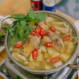lẩu gà lá é đà lạt nóng hổi