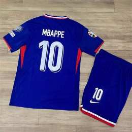 mbappe đá gà