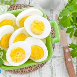 tác dụng của trứng gà luộc với da mặt