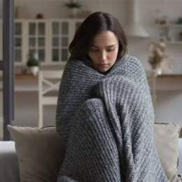 thường xuyên ớn lạnh nổi da gà